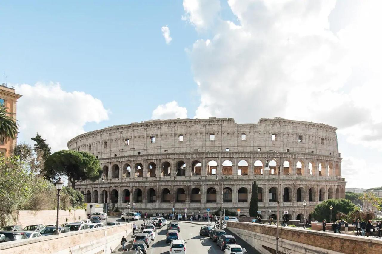 Colosseum'S Courtyard Rome Exterior photo